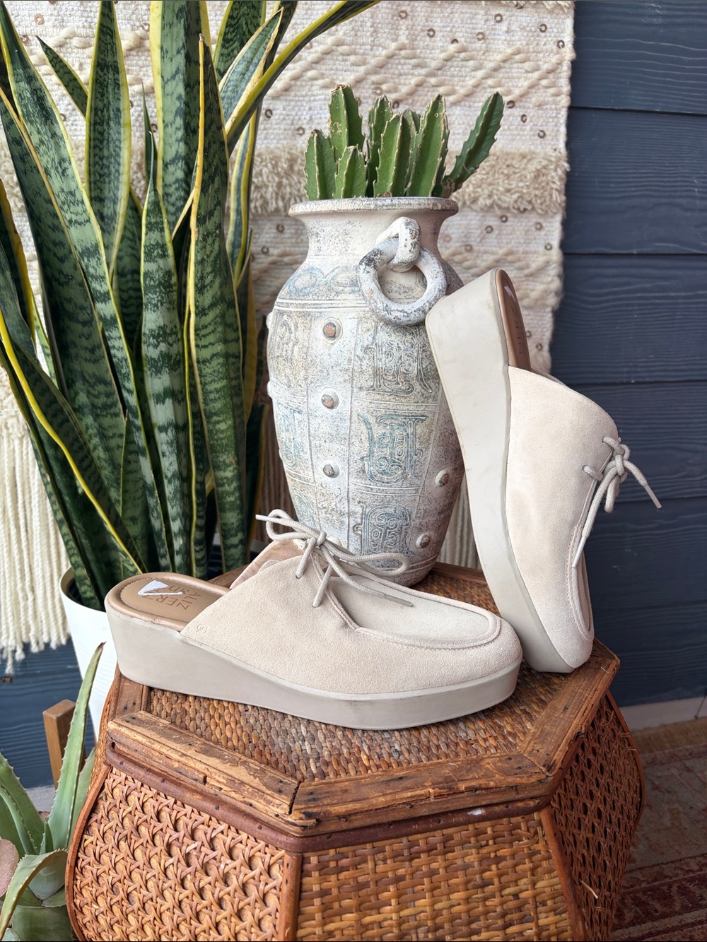 Naturalizer Beige Suede Mule Clogs women’s size 9 like new